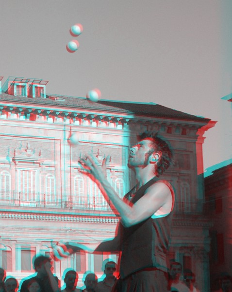 Cascata con sei palline - Foto 3D :: Buskers Pirata Bologna 2010