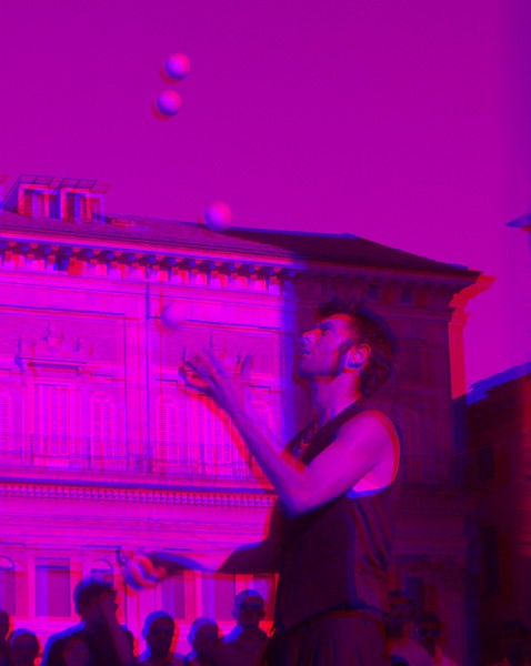 Cascata con sei palline - Foto 3D :: Buskers Pirata Bologna 2010