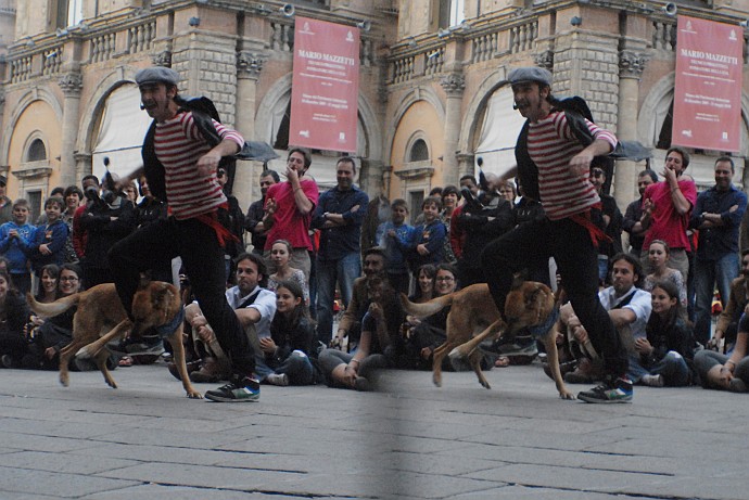 Con il cane - Foto 3D :: Buskers Pirata Bologna 2010