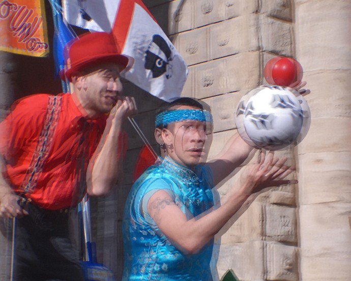 Palloni in equilibrio - Foto 3D :: Buskers Pirata Bologna 2010