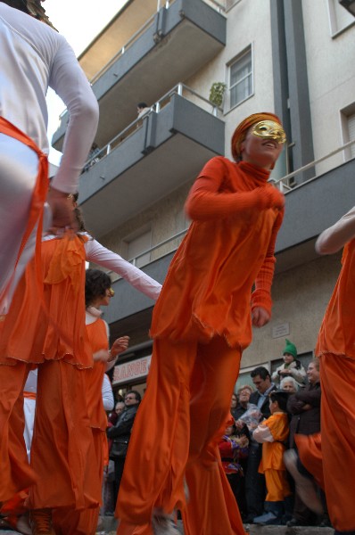 Danzanti arancioni - Carnevale di Soverato