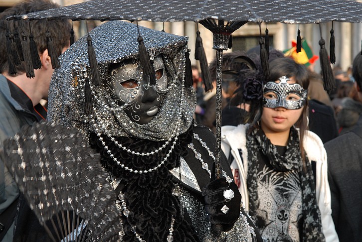 Around black - Carnevale di Venezia