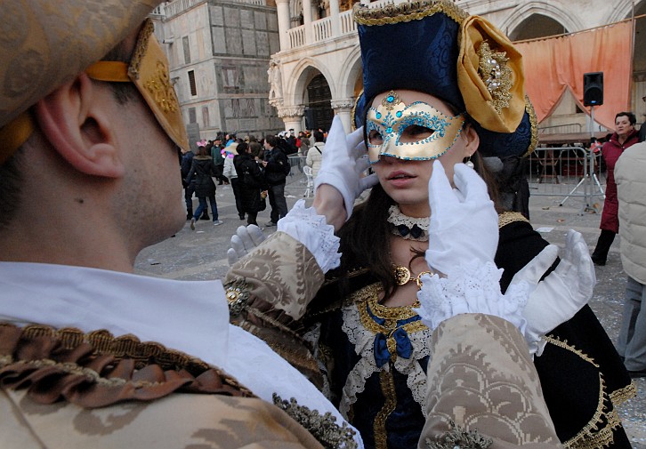 Sistemazione maschera - Carnevale di Venezia