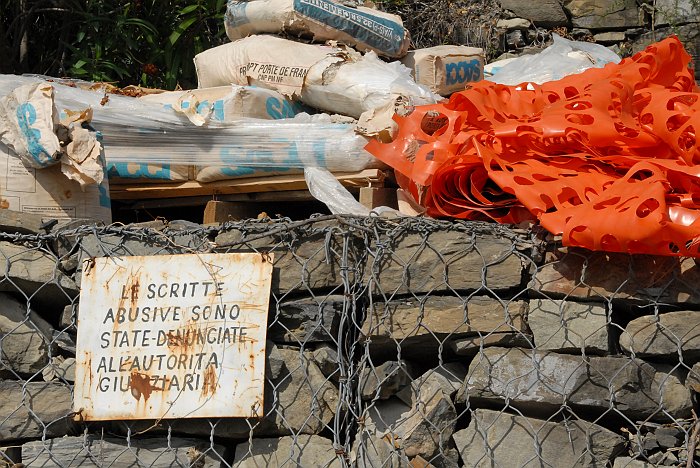 Scritte abusive - Fotografia di Manarola - Le Cinque Terre