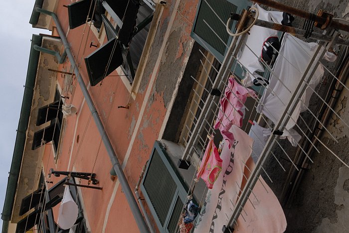 Bucato e antenne - Fotografia di Vernazza - Le Cinque Terre