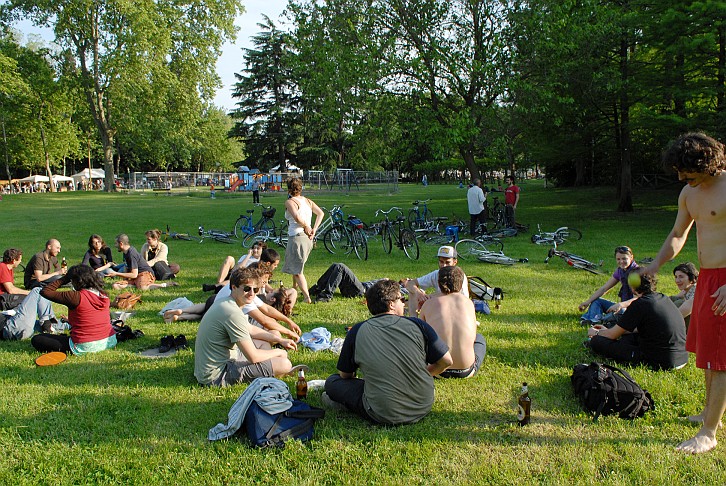 Seduti - La Critical Mass di Bologna