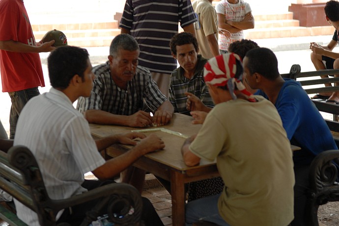 Giocando a domino in piazza - Fotografia di Baracoa - Cuba 2010