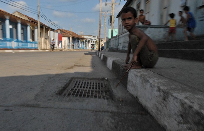 Giocando con il tombino - Fotografia di Baracoa - Cuba 2010