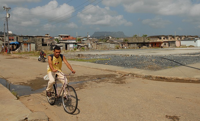 In bicicletta - Fotografia di Baracoa - Cuba 2010