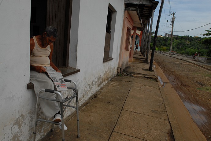 Leggendo il giornale - Fotografia di Baracoa - Cuba 2010