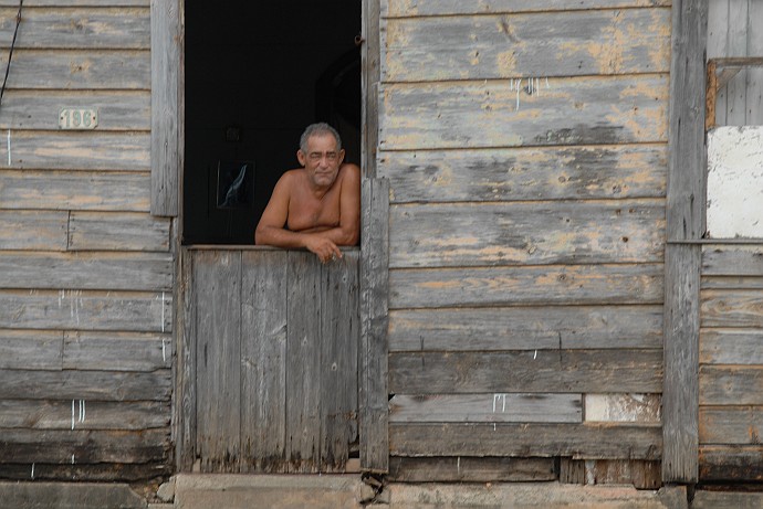 Persona alla porta - Fotografia di Baracoa - Cuba 2010