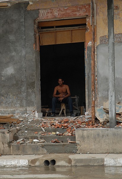 Persona seduta - Fotografia di Baracoa - Cuba 2010