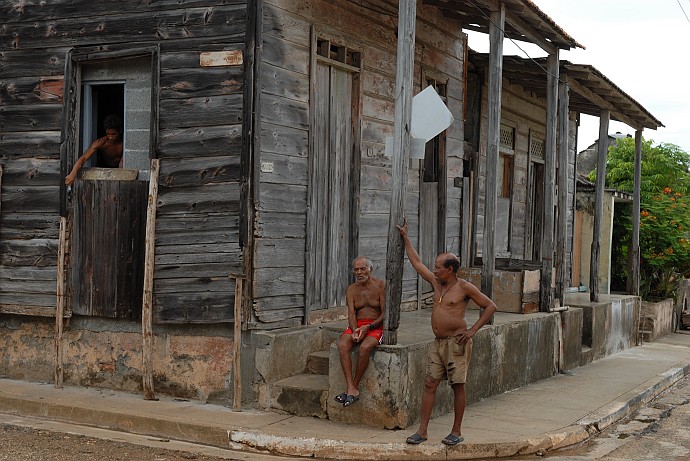 Persone conversando - Fotografia di Baracoa - Cuba 2010