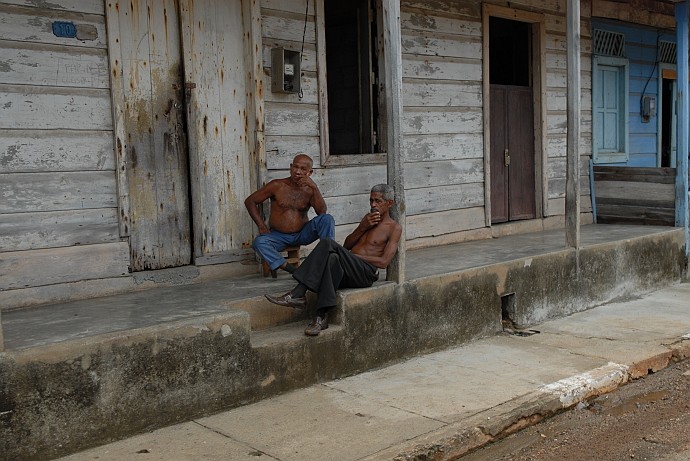 Persone sedute - Fotografia di Baracoa - Cuba 2010