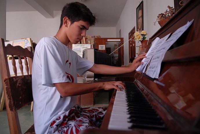 Ragazzo suonando il piano - Fotografia di Baracoa - Cuba 2010