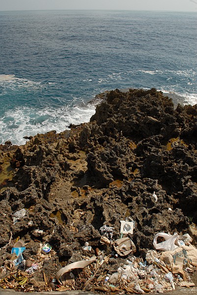 Rifiuti sugli scogli - Fotografia di Baracoa - Cuba 2010