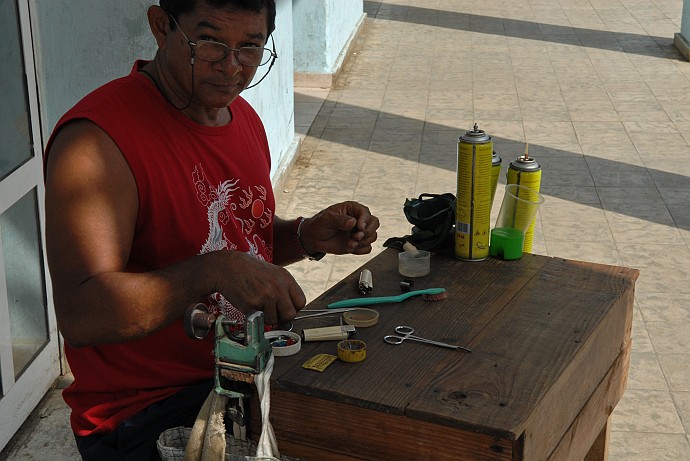 Riparazione accendino - Fotografia di Baracoa - Cuba 2010