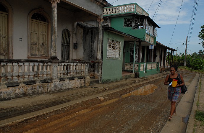 Signora camminando - Fotografia di Baracoa - Cuba 2010