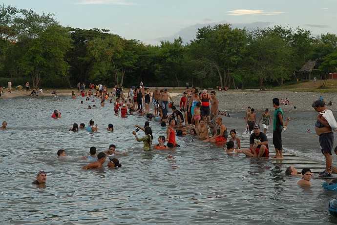Balneanti nel lago - Fotografia di Bayamo - Cuba 2010