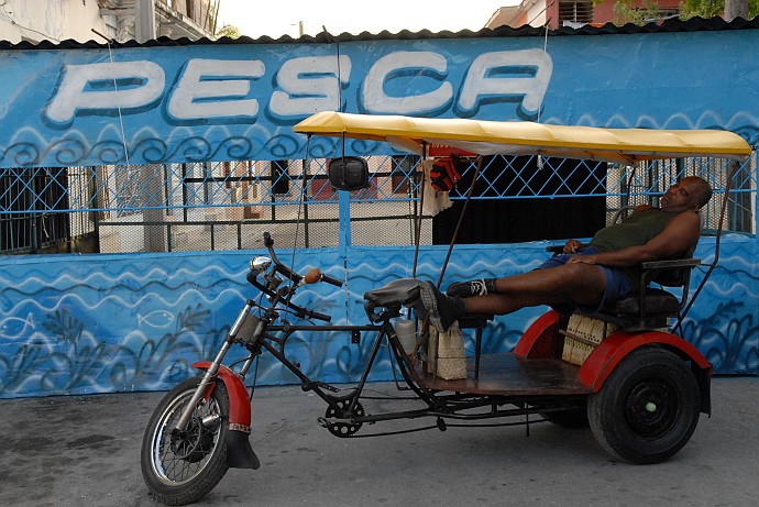 Dormendo sul bici taxi - Fotografia di Bayamo - Cuba 2010