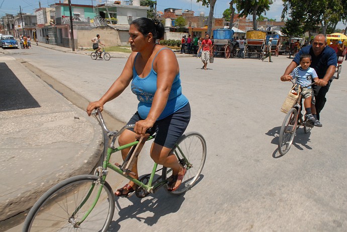 Famiglia sulle biciclette - Fotografia di Bayamo - Cuba 2010
