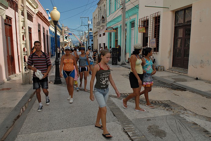 Gente camminando - Fotografia di Bayamo - Cuba 2010