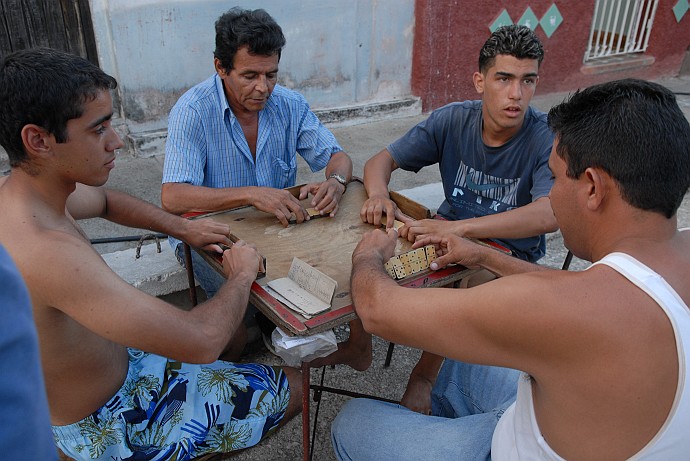 Giocando a domino - Fotografia di Bayamo - Cuba 2010