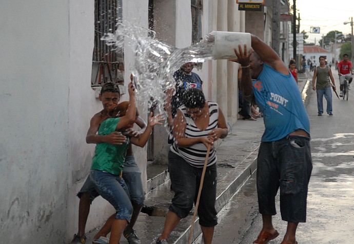 Giocando con l'acqua - Fotografia di Bayamo - Cuba 2010