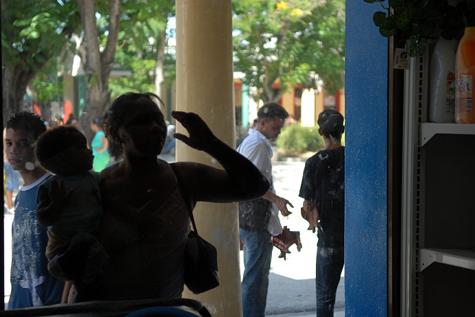 Guardando la vetrina - Fotografia di Bayamo - Cuba 2010