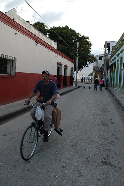 In due sulla bici - Fotografia di Bayamo - Cuba 2010