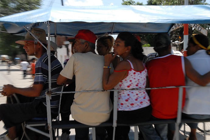 Passageri sul carro - Fotografia di Bayamo - Cuba 2010