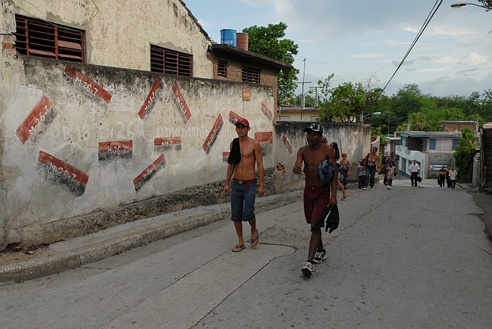 Persone che risalgono dal lago - Fotografia di Bayamo - Cuba 2010