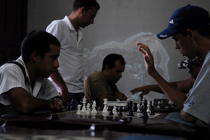 Persone giocando a scacchi - Fotografia di Bayamo - Cuba 2010