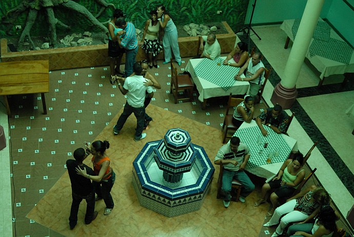 Persone in festa ballando - Fotografia di Bayamo - Cuba 2010