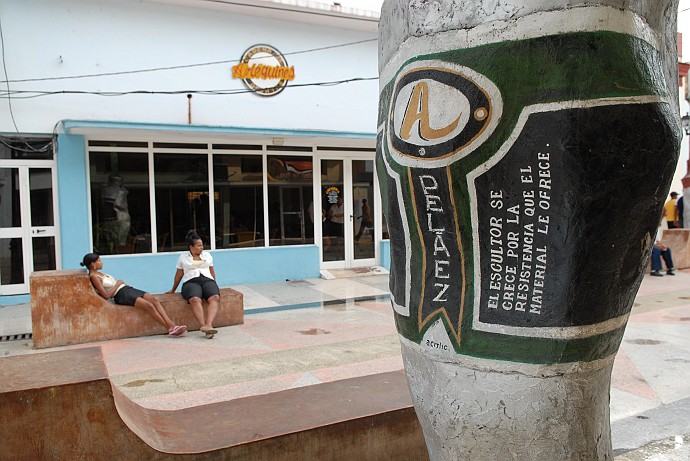 Ragazze sedute - Fotografia di Bayamo - Cuba 2010