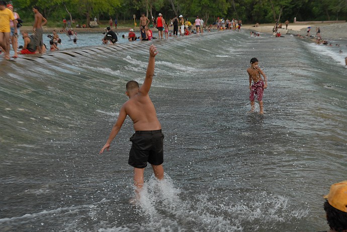 Ragazzi giocando in acqua - Fotografia di Bayamo - Cuba 2010