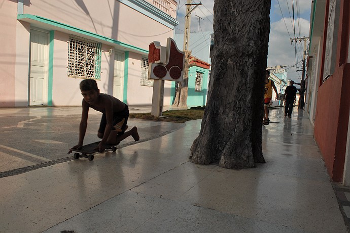 Ragazzo sullo skateboard - Fotografia di Bayamo - Cuba 2010