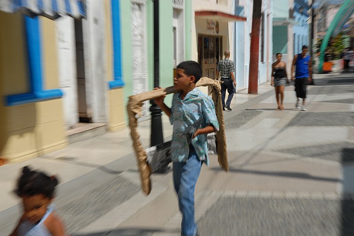Trasportando - Fotografia di Bayamo - Cuba 2010