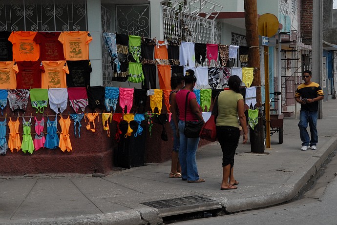 Vendita di maglie - Fotografia di Bayamo - Cuba 2010