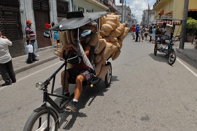 Bici taxi con maxi carico - Fotografia di Camaguey - Cuba 2010