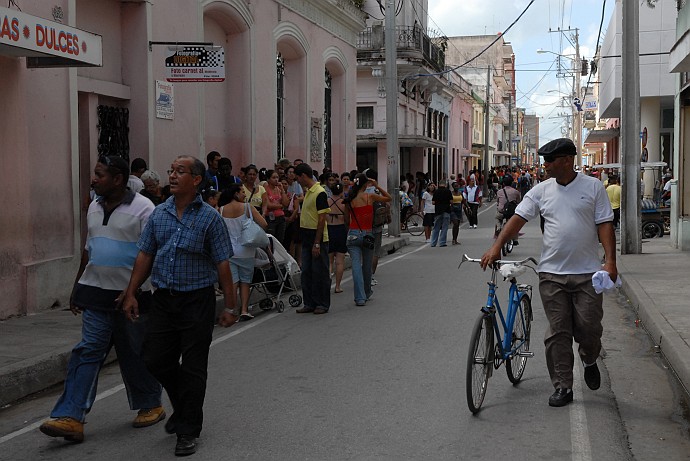 Gente camminando - Fotografia di Camaguey - Cuba 2010
