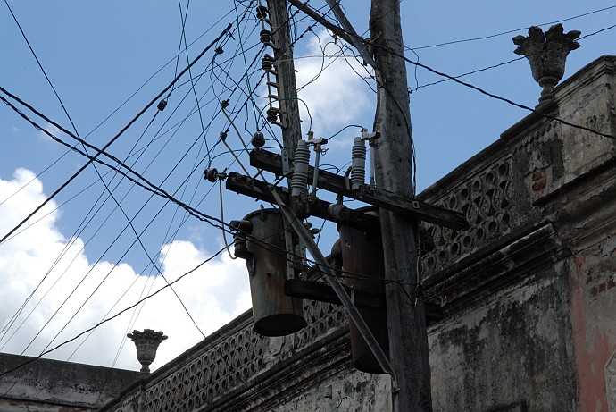 Impianti elettrici - Fotografia di Camaguey - Cuba 2010
