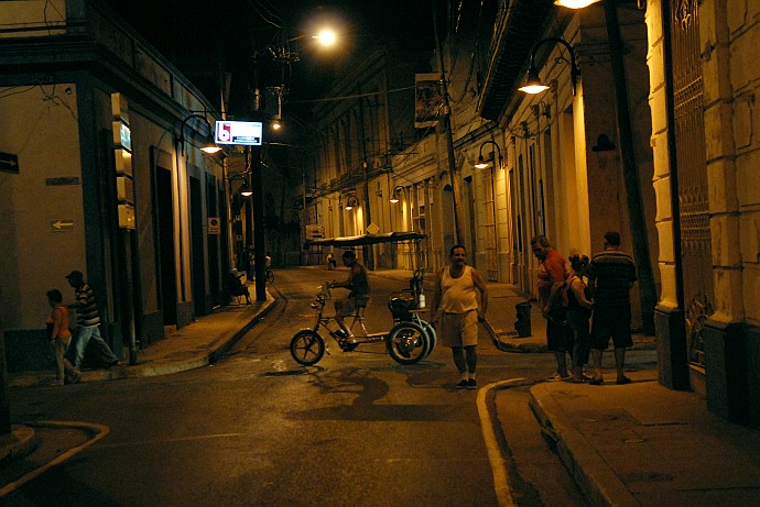 In strada di sera - Fotografia di Camaguey - Cuba 2010