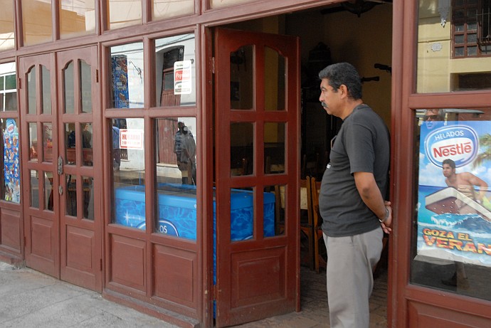 Persona appoggiata - Fotografia di Camaguey - Cuba 2010