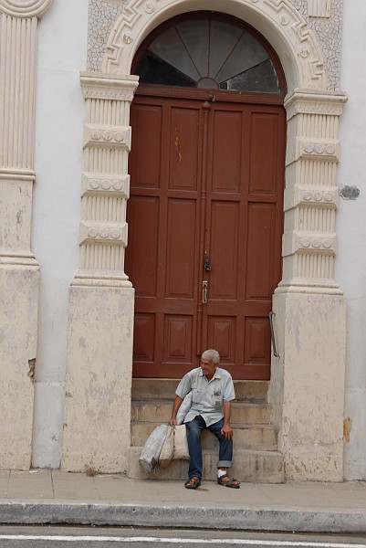 Persona seduta - Fotografia di Camaguey - Cuba 2010