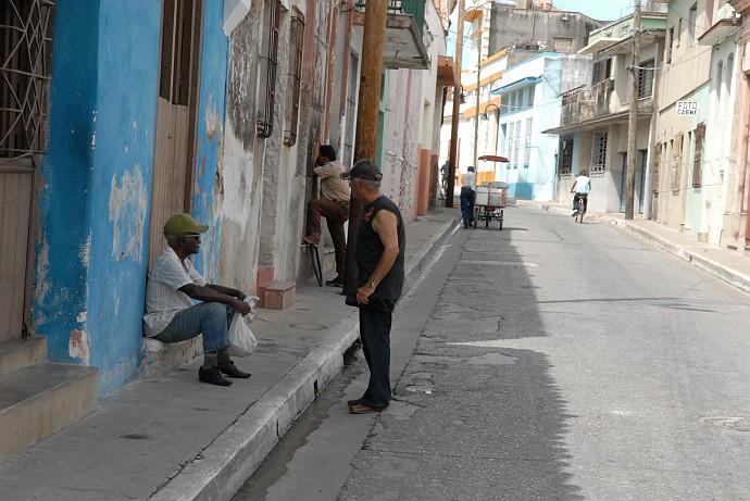 Persone parlando - Fotografia di Camaguey - Cuba 2010