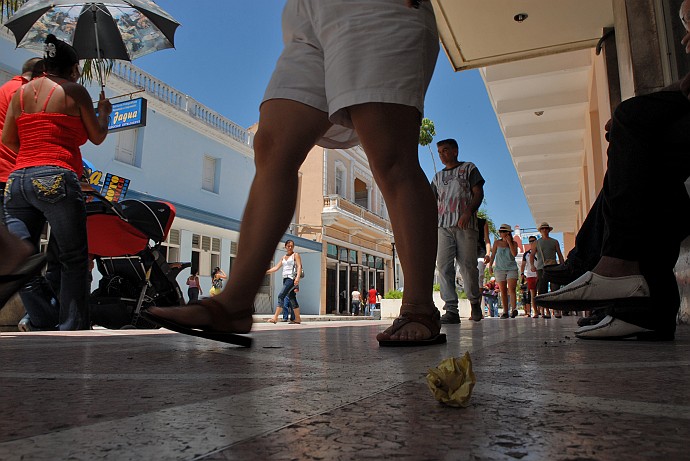 Camminando sul corso - Fotografia di Cienfuegos - Cuba 2010