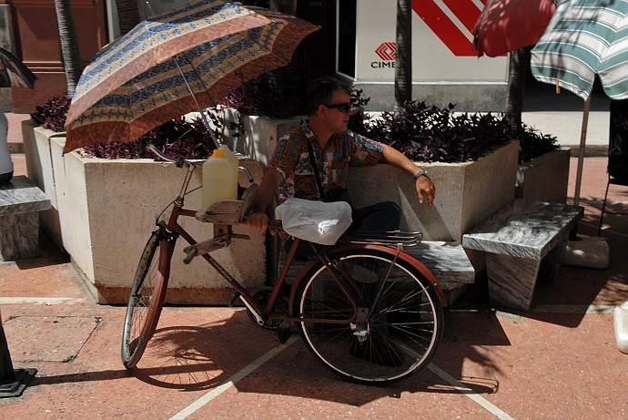 Con bici e ombrellone - Fotografia di Cienfuegos - Cuba 2010