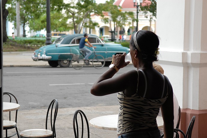 Donna al bar - Fotografia di Cienfuegos - Cuba 2010