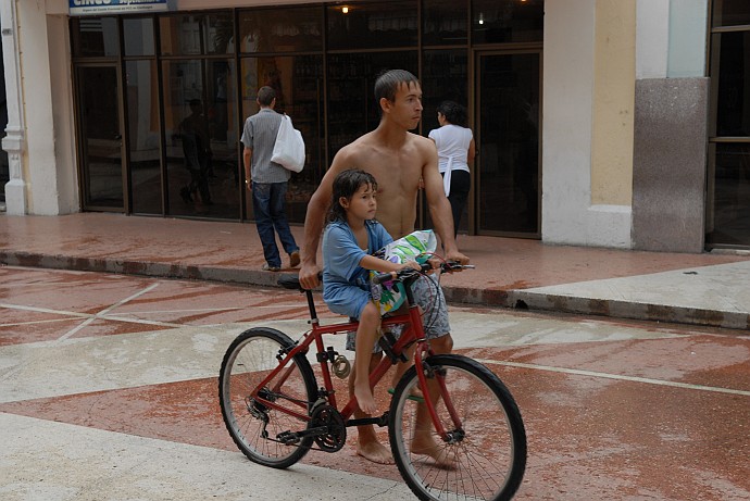 In bicicletta - Fotografia di Cienfuegos - Cuba 2010